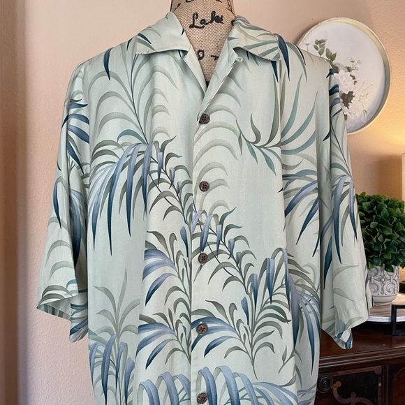 Tommy Bahama Other - {Tommy Bahama} 100% Silk Tropical Pattern Button Down Shirt